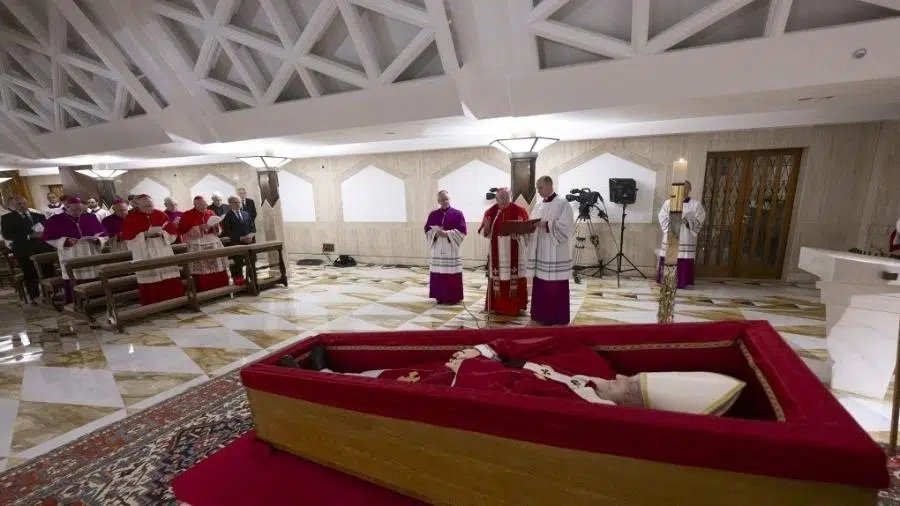 caixao-do-papa-francisco-na-capela-de-santa-marta-1745327977158_v2_900x506 O funeral do papa Francisco, marcado para este sábado, emociona fiéis na Praça de São Pedro