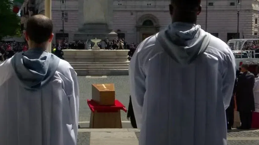 image-42 O funeral do papa Francisco, marcado para este sábado, emociona fiéis na Praça de São Pedro